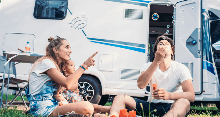 urlaub camper seifenblasen familie mit baby barfuss wiese grün freude