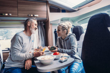 camper wohnmobil innen kochen pärchen freude liebe gefühle geborgenheit urlaub
